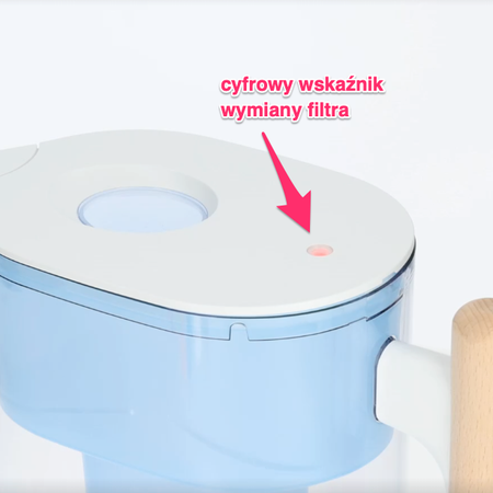 Dzbanek filtracyjny MAJA do wody z drewnianą rączką.